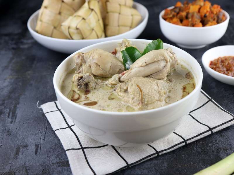Resep Opor Ayam Spesial Kuah Putih - Frisian Flag